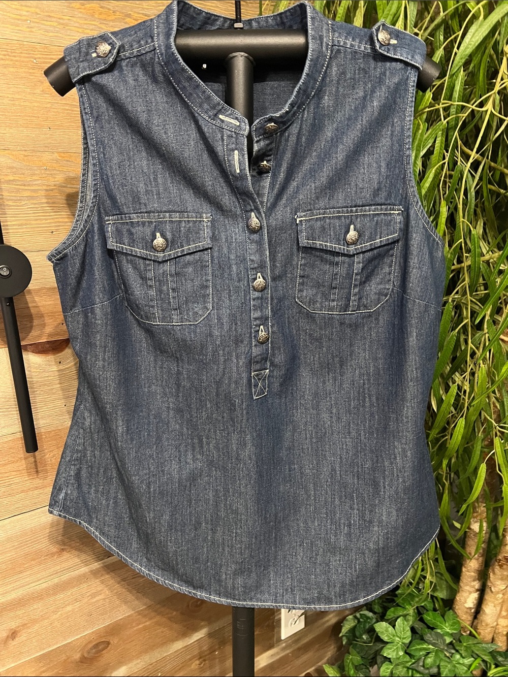 Ana sleeveless denim button down tank top. 
Front flap pockets. L